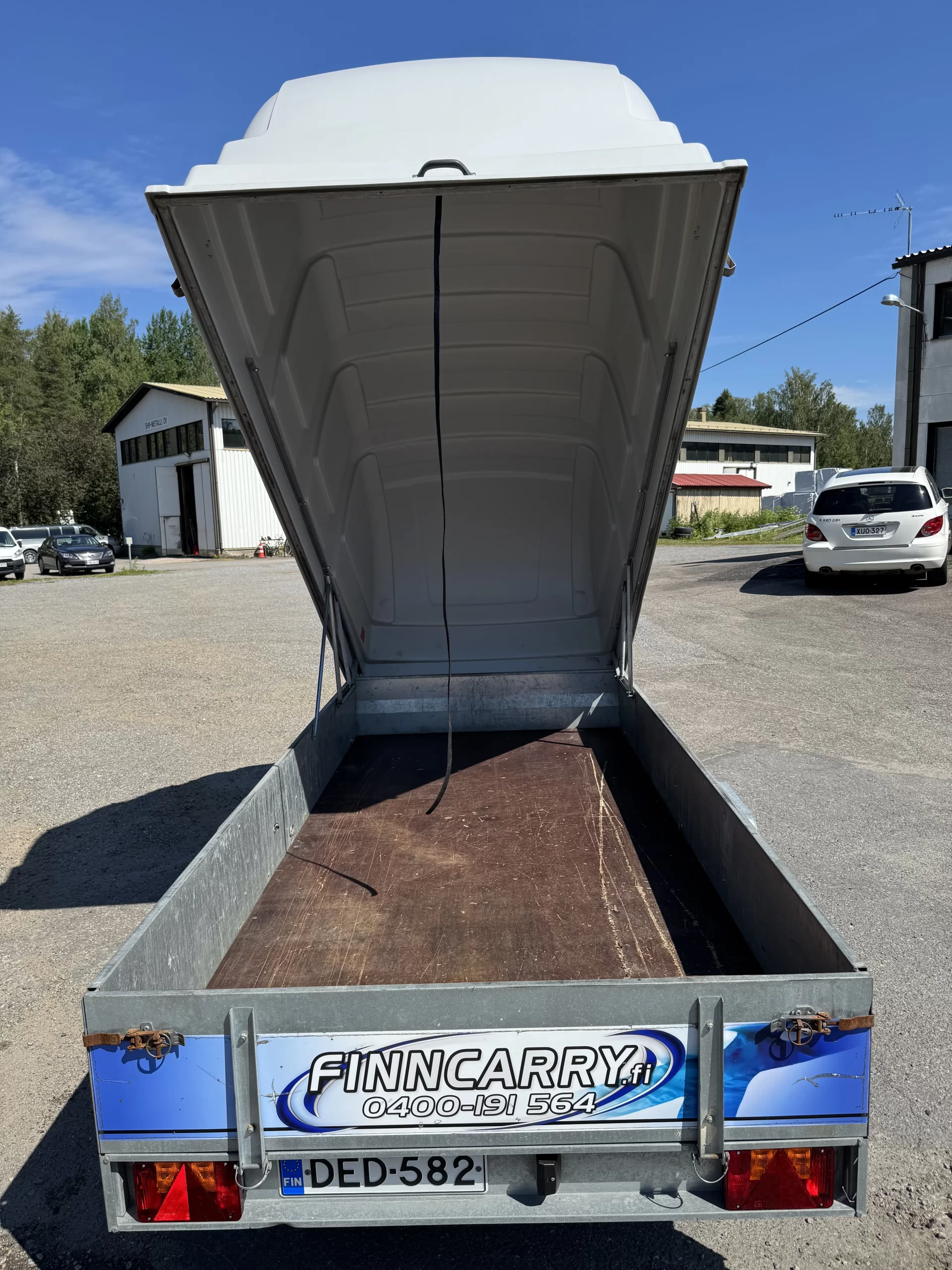 Tilavan peräkärryn vuokraus Valkeakoskella